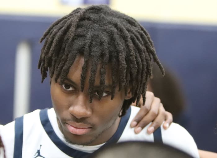 Los Osos star Deacon Toliver huddles with his teammates. Photo: John Murphy